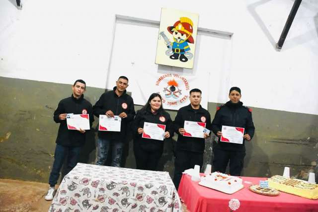 Como cada año, en su día, compartieron una cena con los Bomberos Voluntarios de Santo Tome